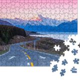 Puzzle-Strasse-zum-Aoraki-Mount-Cook-bei-daemmerungsrosa-Himmel-in-New-Zealand-Klassische-Puzzle-1000-200-2000-Teile-edle-Motiv-Schachtel-Fotopuzzle-Kollektion-Berge-Landschaften-0-0