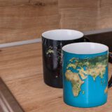 Mad-Monkey-Tasse-mit-Weltkarte-Farbwechsel-Tasse-Tag-und-Nacht-Schwarz-Blau-0-0 Mad-Monkey-Tasse-mit-Weltkarte-Farbwechsel-Tasse-Tag-und-Nacht-Schwarz-Blau-0-0