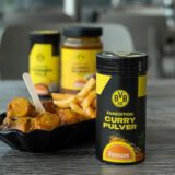 Ostmann-BVB-x-Ostmann–Manta-Platten-Set-Currywurst-Pommes-fuer-Selbermachen-Pommessalz-Currypulver-Currywurstsauce-und-8-Schalen-in-der-BVB-Fanedition-Ideal-zum-Verschenken-0-1 Ostmann-BVB-x-Ostmann–Manta-Platten-Set-Currywurst-Pommes-fuer-Selbermachen-Pommessalz-Currypulver-Currywurstsauce-und-8-Schalen-in-der-BVB-Fanedition-Ideal-zum-Verschenken-0-1