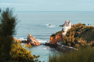 Exhilarating Biarritz: 12 Must-See Attractions Combining Surfer Vibes and Glamour🏄‍♂️