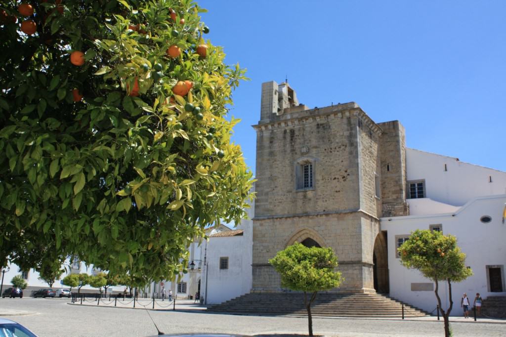 Der Glockenturm der Sé Catedral in Faro