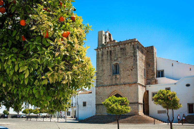 Orangenbäume vor der Se Kathedrale in Faro