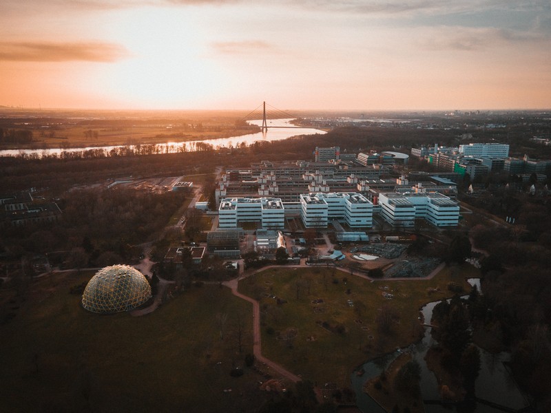 Botanischer Garten mit kuppelförmigen Rundgewächshaus in Düsseldorf