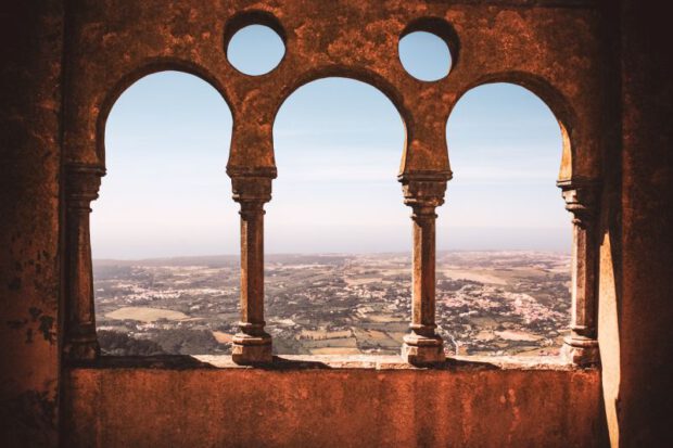 Blick auf die Atlantikküste vom Nationalpalast Pena in Sintra