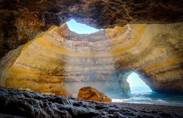 Lichtkegel in der Höhle von Benagil in Portugal