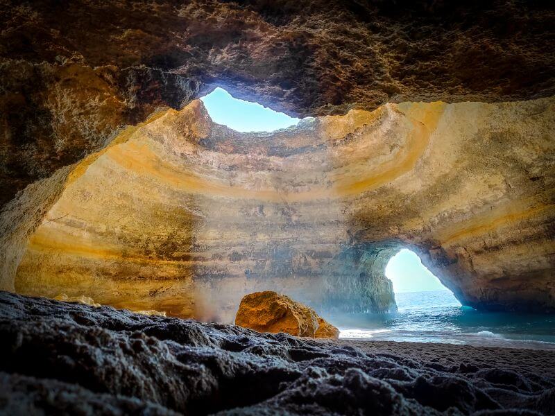Lichtkegel in der Höhle von Benagil in Portugal