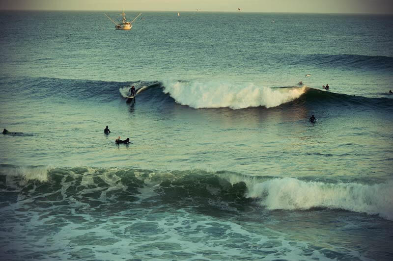 Surfer versuchen sich in den Wellen der Steamer Lane Surfspot in Santa Cruz.