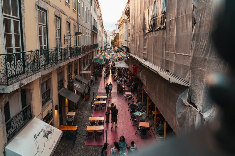Pink street in Lissabon mit vielen Bars und Kneipen