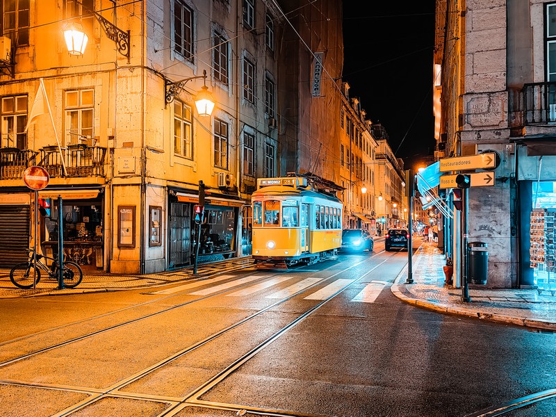 Tram im Zentrum Lisabons
