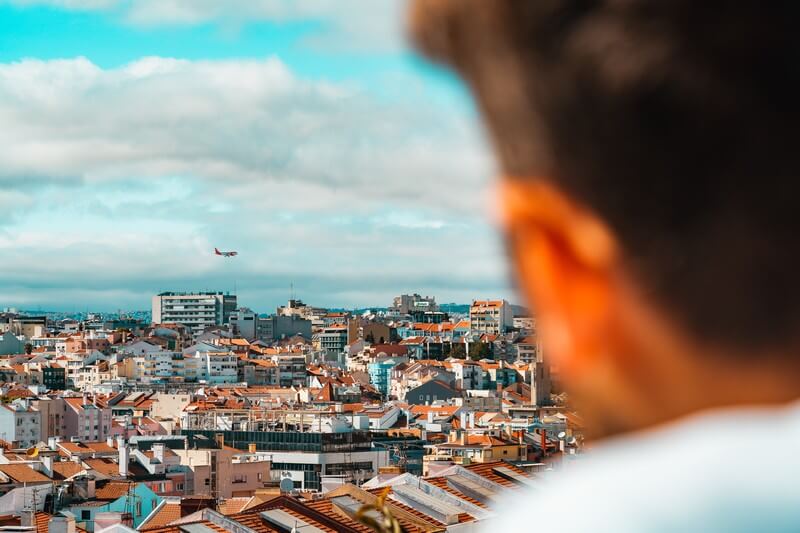 Miradouro do Monte Agudo Lissabon mit landendem Flugzeug im Hintergrund