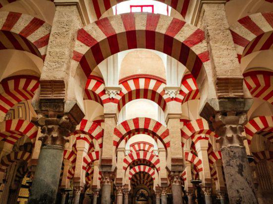 Rot-weiß gestreifte Rundbögen der Mezquita.