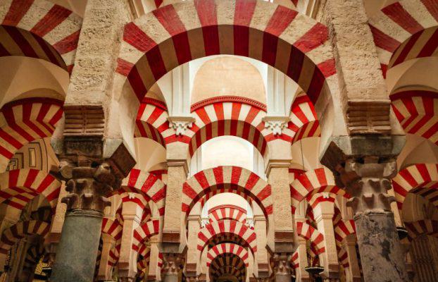 Red and white striped round arches of the Mezquita.