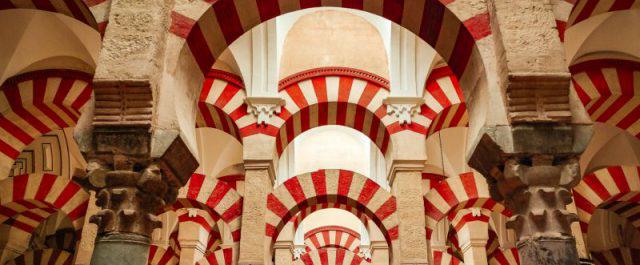 Rot-weiß gestreifte Rundbögen der Mezquita.