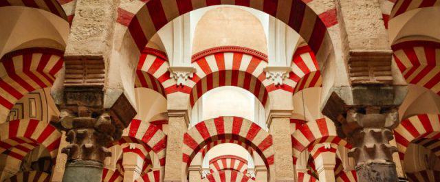 Red and white striped round arches of the Mezquita.