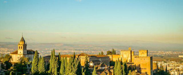 Die von der Morgensonne geküsste Alhambra