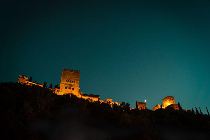 beleuchtete Alhambra von unten