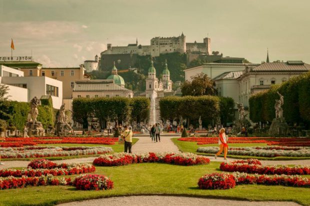 Blick durch den Mirabellengarten in Salzburg