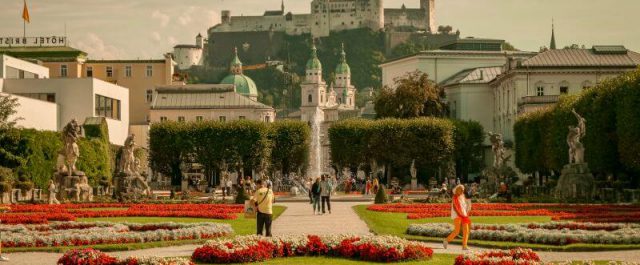 Blick durch den Mirabellengarten in Salzburg