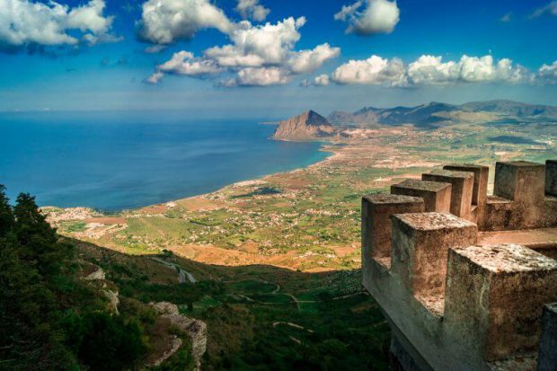 Sizilien Rundreise: Blick über die Küste von der Burg von Erice