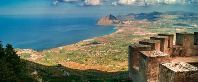 Sizilien Rundreise: Blick über die Küste von der Burg von Erice