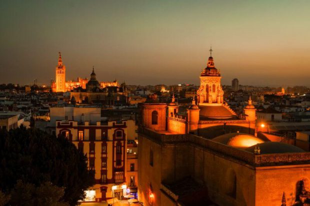 KAthedrale Sevilla mit La Giralda Glockenturm aus der Distanz