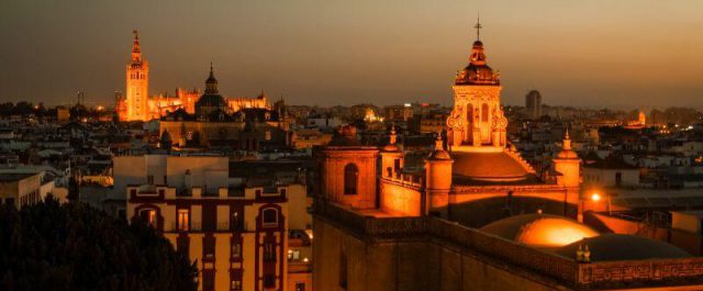 KAthedrale Sevilla mit La Giralda Glockenturm aus der Distanz