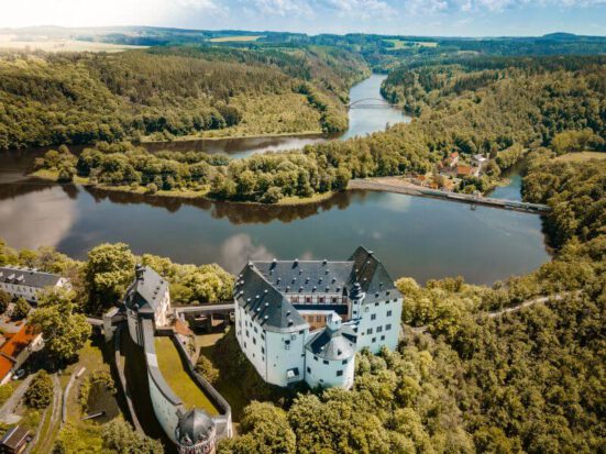 Panorama Blick über Schloss Burgk bis zur Eisbrücke