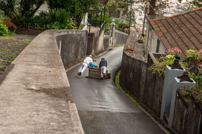 Korbschlittenfahrt in Funchal auf Madeira