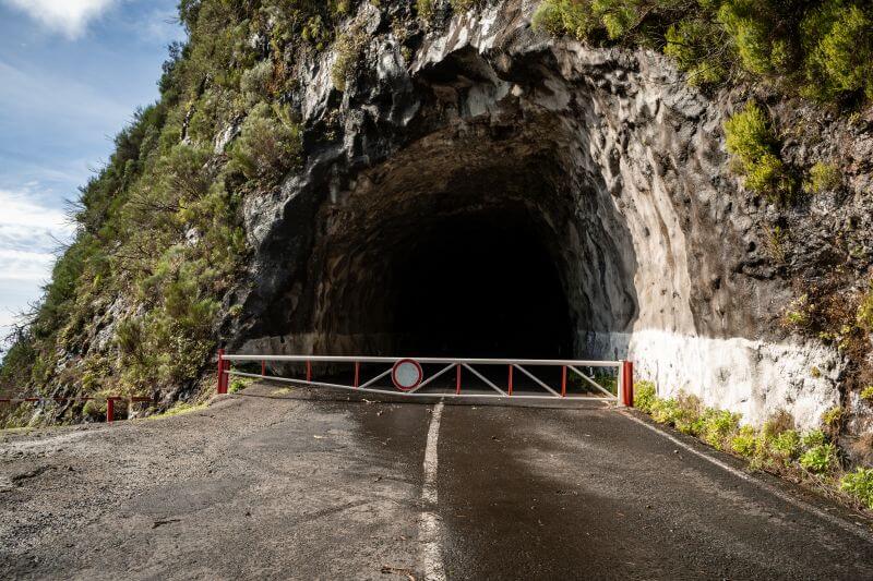 gesperrter Tunnel nach einem Unwetter auf Madeira