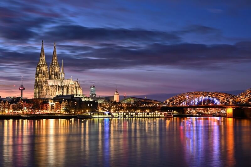 Wahrzeichen von Köln: Der Kölner Dom neben der Hohenzollernbrücke