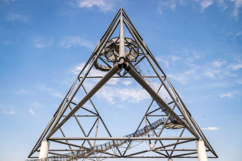 Dreiseitige Konstruktion aus Stahl: Der Tetraeder in Bottrop