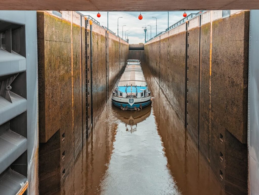 The ship is waiting in the lock chamber in Minden