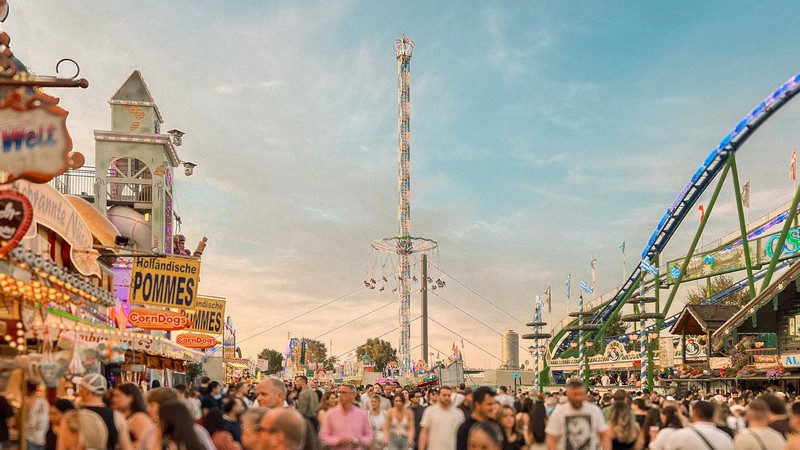 Menschen laufen über die Rheinkirmes in Düsseldorf