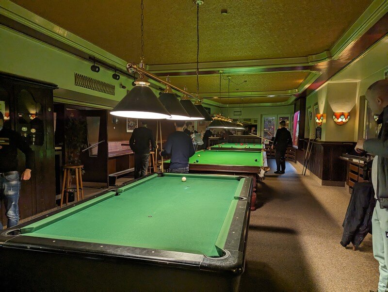 In der oberen Etage des Billard-Forum gibt es Snooker und Billard-Tische.