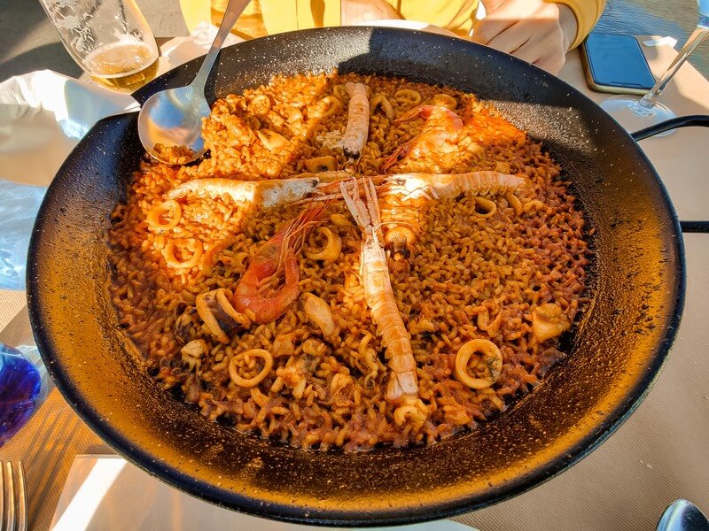 Paella in Spanien mit Meeresfrüchten