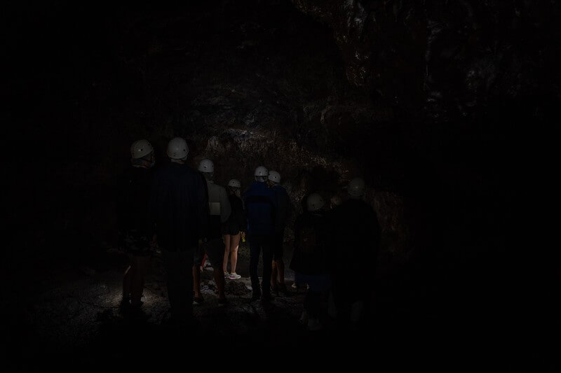 Gruta das Torres Besuchergruppe im Dunkeln
