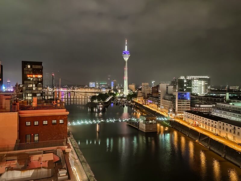 Blick auf Düsseldorf Medienhafen von der Skylounge
