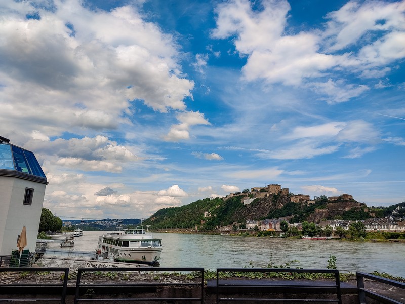 Boote am Rhein in Koblenz mit der Festung Ehrenbreitstein im Hintergrund