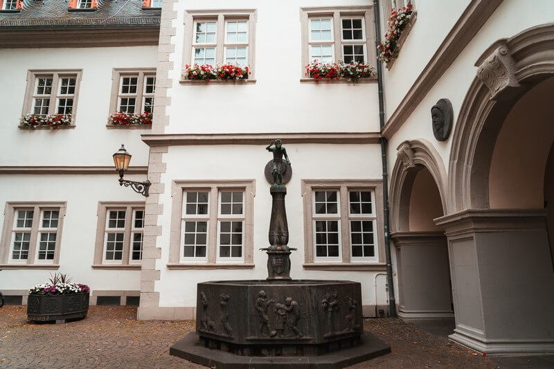 Koblenz Sehenswuerdigkeiten Schlaengelbrunnen