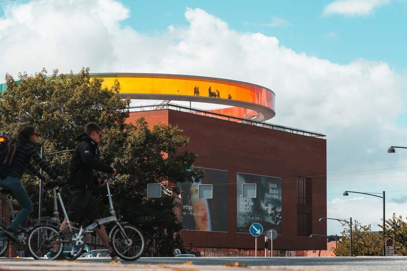 Das Aros Kunstmuseum mit seinem unverkennbaren Regenbogen auf dem Dach.