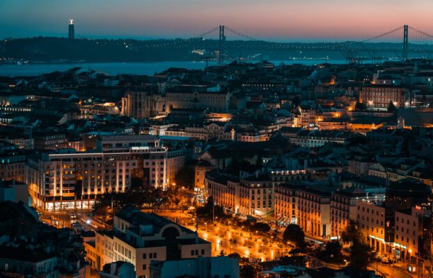 Blick über Lissabon Altstadt bei Nacht