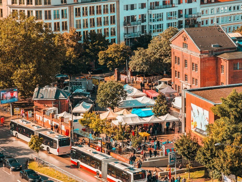 Flohmarkt Flohschanze in Hamburg von oben.