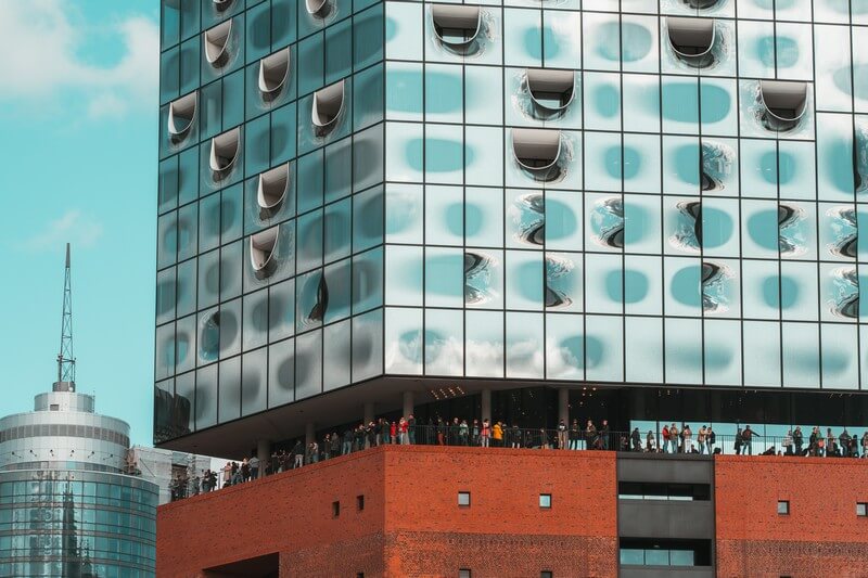 Touristen stehen auf der Plaza der Elbphilharmonie Hamburg