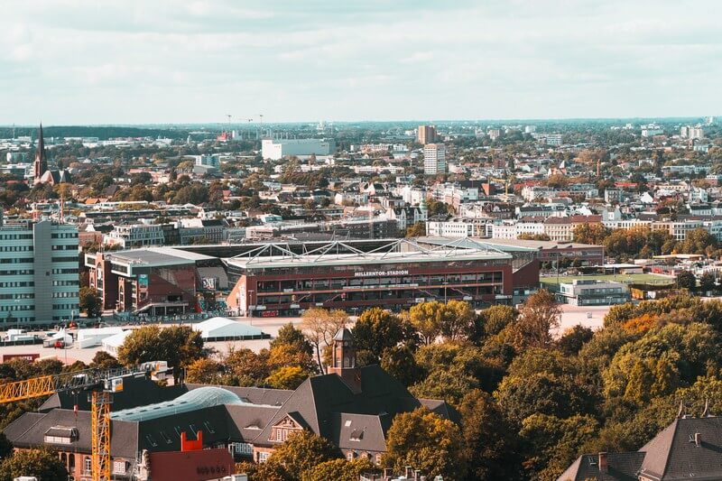 Das Millerntorstadion des Clubs FC St. Pauli in Hamburg vom Hamburger Michel aus fotografiert