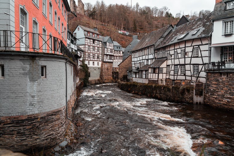 Fluss Rur in Monschau an Fachwerkhäusern