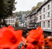 Monschau Tagesausflug, romantische Fachwerkhäuser entlang des Rur Flusses.