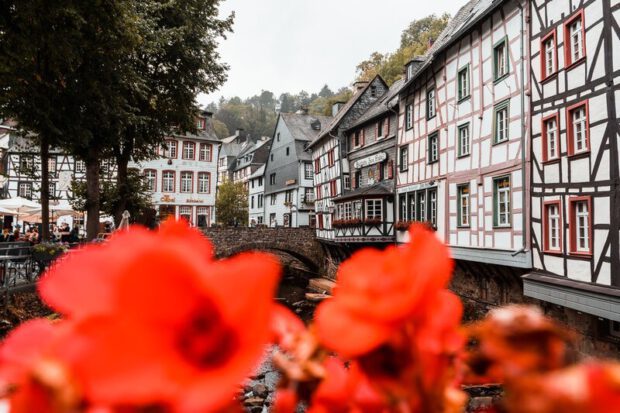 Monschau Tagesausflug, romantische Fachwerkhäuser entlang des Rur Flusses.