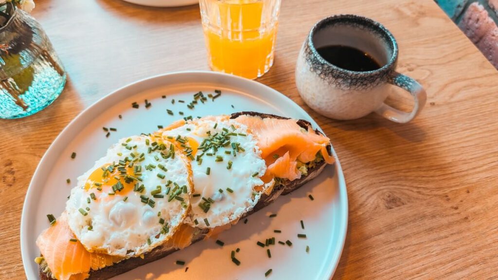 LAchs-Avocado-Stulle im Café June