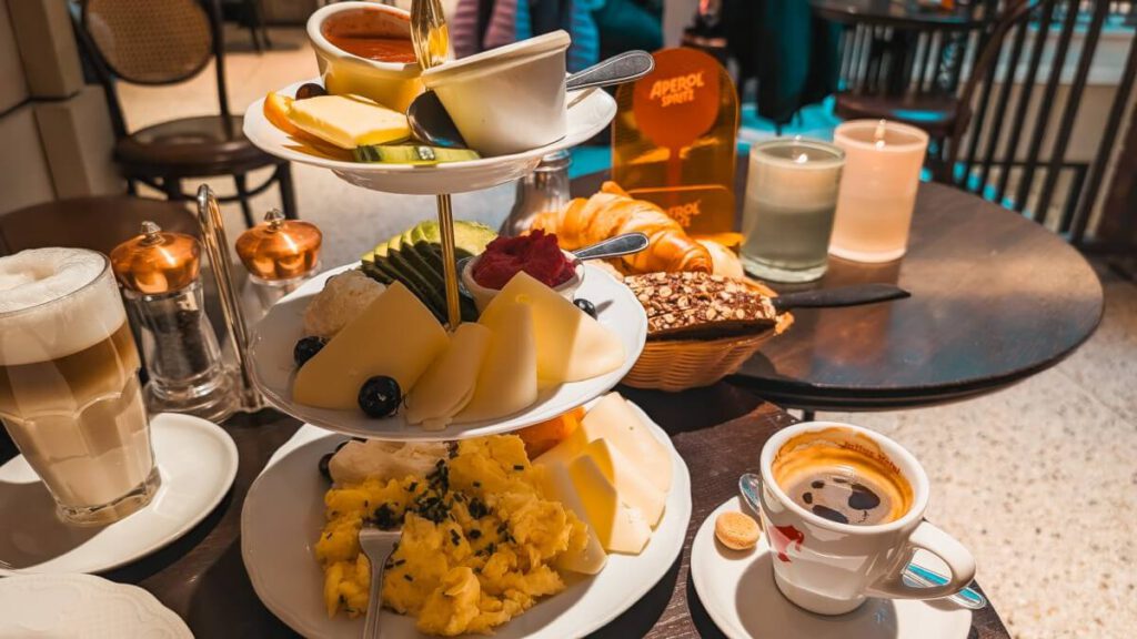 oncalli Grand Café Frühstück in der Etagere für 2