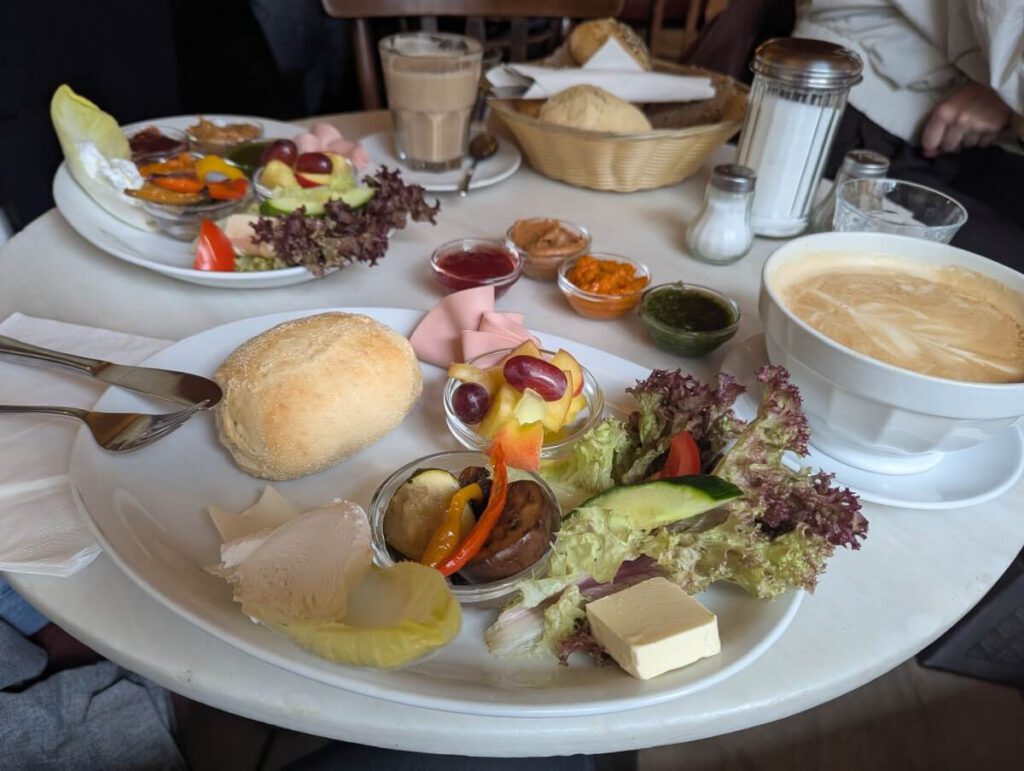 Klassisches Frühstück im Café unter den Linden in Hamburg